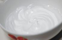 3、手指饼干,继续搅打,直到提起打蛋器时,蛋白能拉出不弯曲的短小尖角。