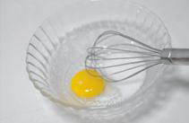 4、手指饼干,将蛋黄与10克细砂糖混合打散