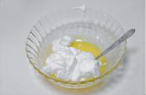 5、手指饼干,把蛋白倒入蛋黄中,轻轻搅拌均匀,使其混合。(用勺从底部往上搅拌,不要划圈)