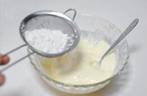 6、手指饼干,筛入低筋面粉。