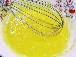 1、哈根达斯冰淇淋,鸡蛋分离蛋黄、蛋白，装蛋白的盆要无水无油。用打蛋器将蛋黄打散成蛋黄液。