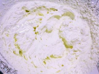 2、哈根达斯冰淇淋, 200g淡奶油提前放冰箱冷藏，倒入容器中速打1分钟，再加20g糖高速打2分钟，再适当打下，打至8、9成发（全程打发不超过5分钟，否则油水分