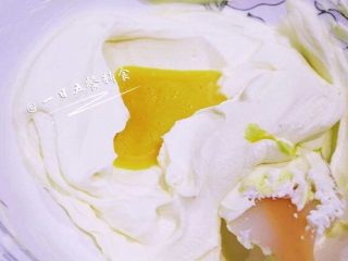 3、哈根达斯冰淇淋,将蛋黄液分次加入到打发的淡奶油中，加一次，用刮刀拌匀一次，分3、4次加。