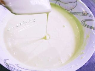 5、哈根达斯冰淇淋,然后再分次加入炼乳，也是加一次，都要拌匀一次，分3、4次加，一定要慢慢拌匀。