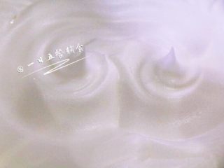 6、哈根达斯冰淇淋,蛋白中加几滴柠檬汁或白醋，把20g细砂糖分3次加入蛋白，用电动打蛋器将蛋白打至干性发泡，看见这种短而直的尖尖即可。