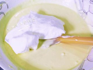 7、哈根达斯冰淇淋,将打发好的蛋白分3、4次加入到搅拌好的淡奶油中。