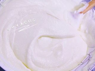 8、哈根达斯冰淇淋,加一次拌匀一次，直至全部拌匀即可。