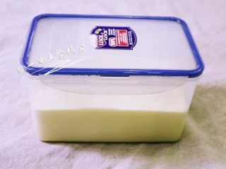 9、哈根达斯冰淇淋, 将搅拌好的冰淇淋液倒入密封盒中，如果要加果酱现在可以加了，如果加坚果的话最好冻个一个半小时再加入拌匀，否则坚果全部沉底了。