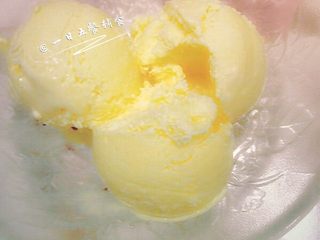 10、哈根达斯冰淇淋, 放入冰箱冷冻四个小时以上，冻不硬的，可以放心，从冰箱拿出来，直接就可以吃，用专用的挖球器，也可以稍微放置几分钟，太美味了，绝对不输给哈根达