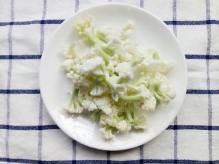 1、宝宝辅食：杂蔬煮蝴蝶面,花菜洗干净切小