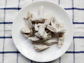 2、宝宝辅食：杂蔬煮蝴蝶面,肉条切小