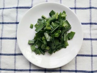 3、宝宝辅食：杂蔬煮蝴蝶面,韭菜洗干净切小