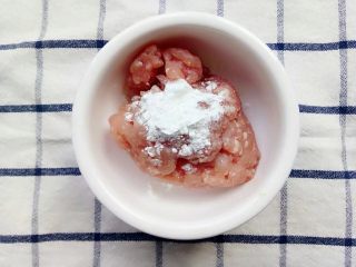 4、宝宝辅食：杂蔬煮蝴蝶面,肉末中加入一勺玉米淀粉