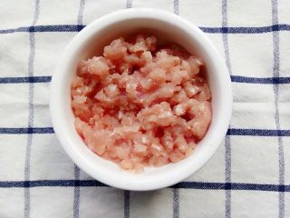 5、宝宝辅食：杂蔬煮蝴蝶面,肉末和玉米淀粉搅拌均匀