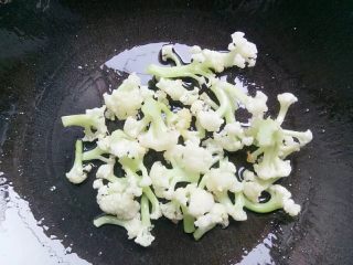 6、宝宝辅食：杂蔬煮蝴蝶面,锅里油热放入花菜炒一下