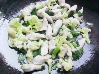 8、宝宝辅食：杂蔬煮蝴蝶面,再加入肉条也翻炒几下