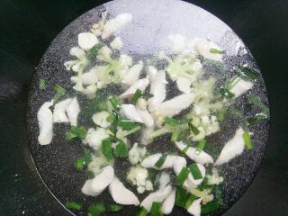 9、宝宝辅食：杂蔬煮蝴蝶面,最后加入水