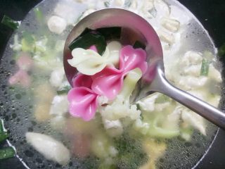 10、宝宝辅食：杂蔬煮蝴蝶面,水煮开后加入蝴蝶面搅拌几下