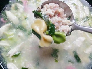 11、宝宝辅食：杂蔬煮蝴蝶面,最后加入肉末再次搅拌后按个人口味加盐