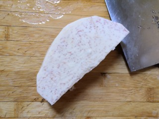 2、烤芋头片,去皮洗净。