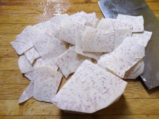 3、烤芋头片,切薄片。