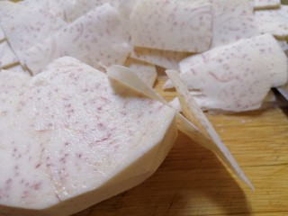 4、烤芋头片,能切多薄就切多薄（考验刀工的时间到了，哈哈）。