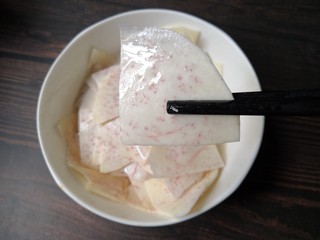 6、烤芋头片,搅拌均匀。