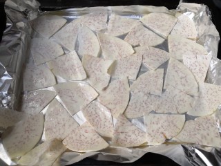 8、烤芋头片,把芋头片铺在锡纸上，注意每一片不要重叠。