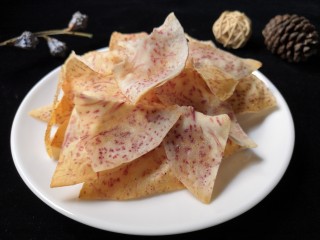 11、烤芋头片,装盘。