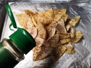 10、烤芋头片,烤好，趁热撒上椒盐。