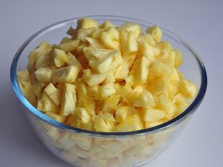 1、凤梨酥,买了4个菠萝，有大有小，去皮后切块，刚好1800克。