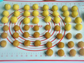 17、凤梨酥,将馅和皮分成小球，馅14克，皮21克，配方的量刚好是26个皮。