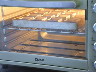 21、凤梨酥,放入提前预热好的烤箱，170度25分钟，烤至表面金黄即可。