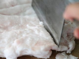 6、熬猪油,将猪板油用到切块。