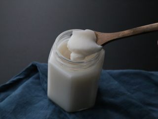 16、熬猪油,猪油放凉后,即呈现雪白的状态。放入冰箱冷藏即可。