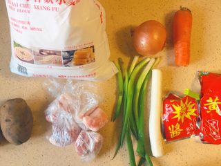 1、春饼卷土豆丝,备料中，胡萝卜和洋葱是升级版可以加的，可用可不用。呵呵。