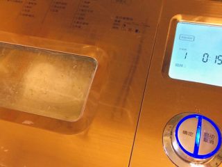 4、春饼卷土豆丝,开启和面模式，15分钟。呵呵。如果是自己亲手和面，程序也是差不多，不过是要一倒开水，一边搅拌，让面粉成小絮状，然后再揉在一起，揉15分钟以上。和完以后，放在面包机里静置30分钟醒面。手揉的，包上湿布，也要醒30分钟以上。