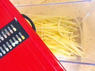 5、春饼卷土豆丝,土豆削皮，用工具插成细丝，当然，也可以亲自手切，哈哈，只是比较慢。