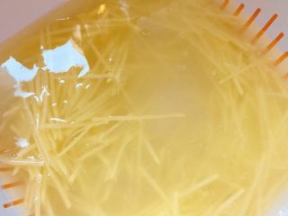6、春饼卷土豆丝,泡水，去多余淀粉。
