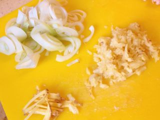 7、春饼卷土豆丝,准备一些葱花，蒜沫和姜沫。是俩份的量哦。