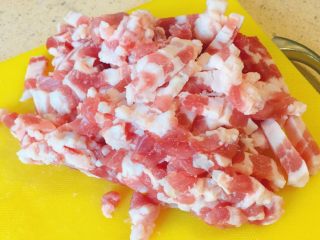 8、春饼卷土豆丝,五花肉切丝