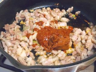 11、春饼卷土豆丝,下酱，我用的是俩种酱，一种香其香辣酱，一种香其黄豆酱。大家可以用甜面酱，葱伴侣豆瓣酱，或者任何你们喜欢的一种适合搭配在一起的酱。