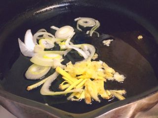 9、春饼卷土豆丝,起锅，放油，油热下刚才准备的一半的葱姜蒜，炒香。