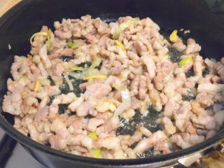 10、春饼卷土豆丝,下五花肉丝，炒至完全变色，并煸炒出一点猪油，这样才更香。