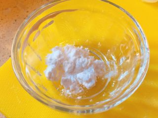 15、春饼卷土豆丝,准备一个小碗，放 6g左右的淀粉