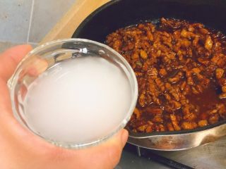 17、春饼卷土豆丝,把水淀粉倒进锅里