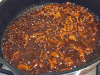 19、春饼卷土豆丝,然后大火收汁。这样肉酱就完成了！