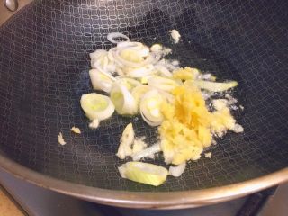 21、春饼卷土豆丝,再起锅，再下另外的一半葱姜蒜，炒香。