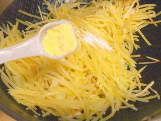 25、春饼卷土豆丝,鸡精6g左右，翻炒到土豆丝熟。怎么看熟没熟，当然可以用尝的，也可以用看的看到有的土豆丝断了，那就是熟了。不要过火哦，那样全断了，卖相不好了。有的人喜欢炒土豆丝时候放点醋，这样土豆丝比较脆，然后还带点酸味。我不喜欢，所以没放。