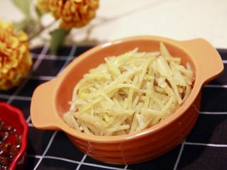 26、春饼卷土豆丝,土豆丝也完成了！盛出来。准备上桌啦！